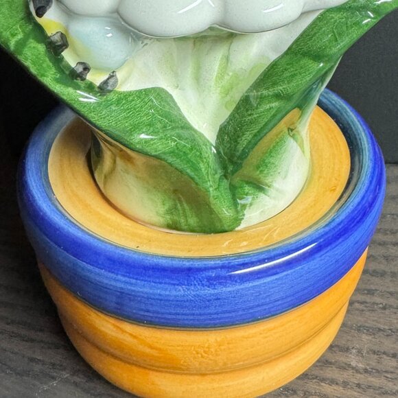 White Flower Daisy Salt and Pepper Shakers Easter Spring Dining Table - Picture 5 of 5